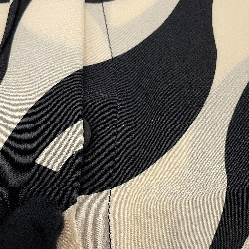 CHANEL CC Logo Wave Shirt Size 36 Cream/BlackP70211 Silk100%