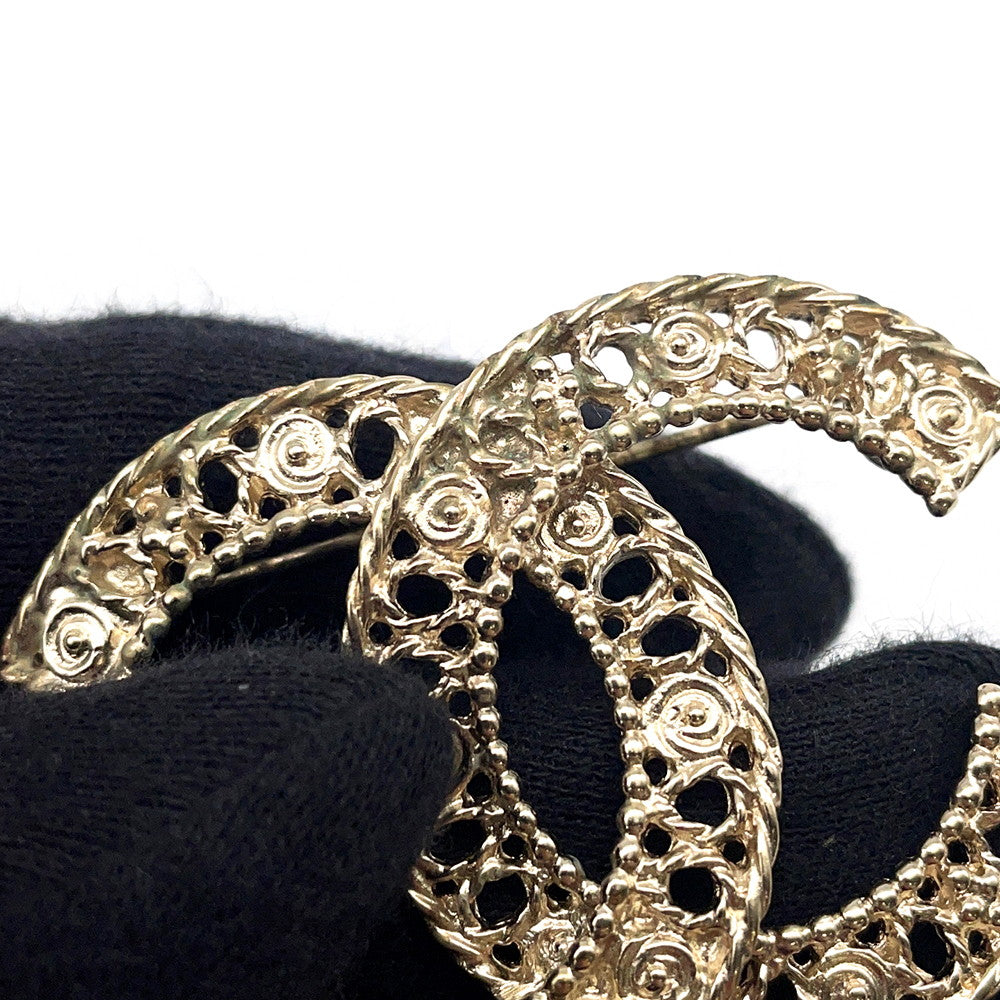CHANEL CC Logo Clover Brooch Metal