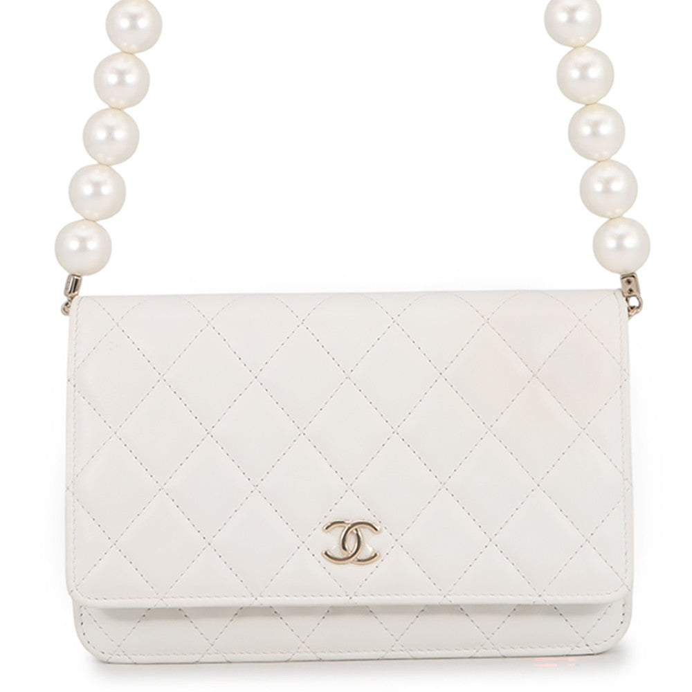 CHANEL Matelasse Pearl Wallet WhiteAP1841 Lambskin