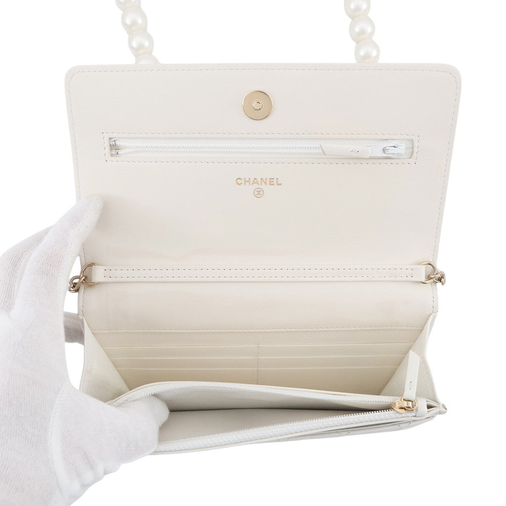 CHANEL Matelasse Pearl Wallet WhiteAP1841 Lambskin