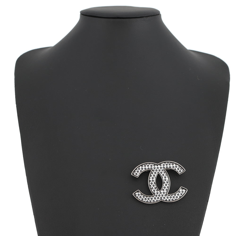 CHANEL Clover Pattern CC Logo Brooch Silver/BlackABD399-B16775-NY365 Metal
